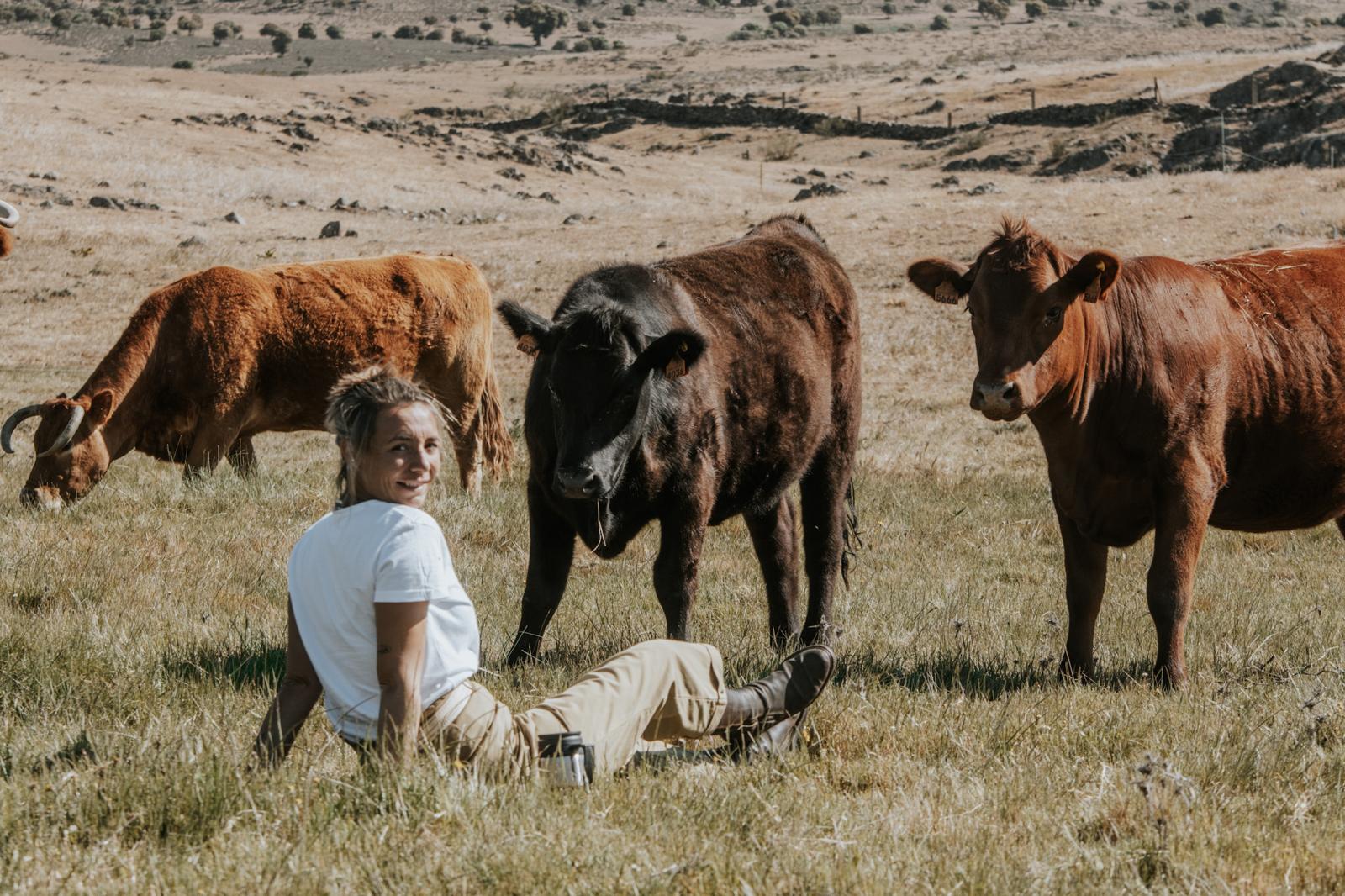 Beatriz Pablos Beatriz entre sus vacas de Ganadería Pablos